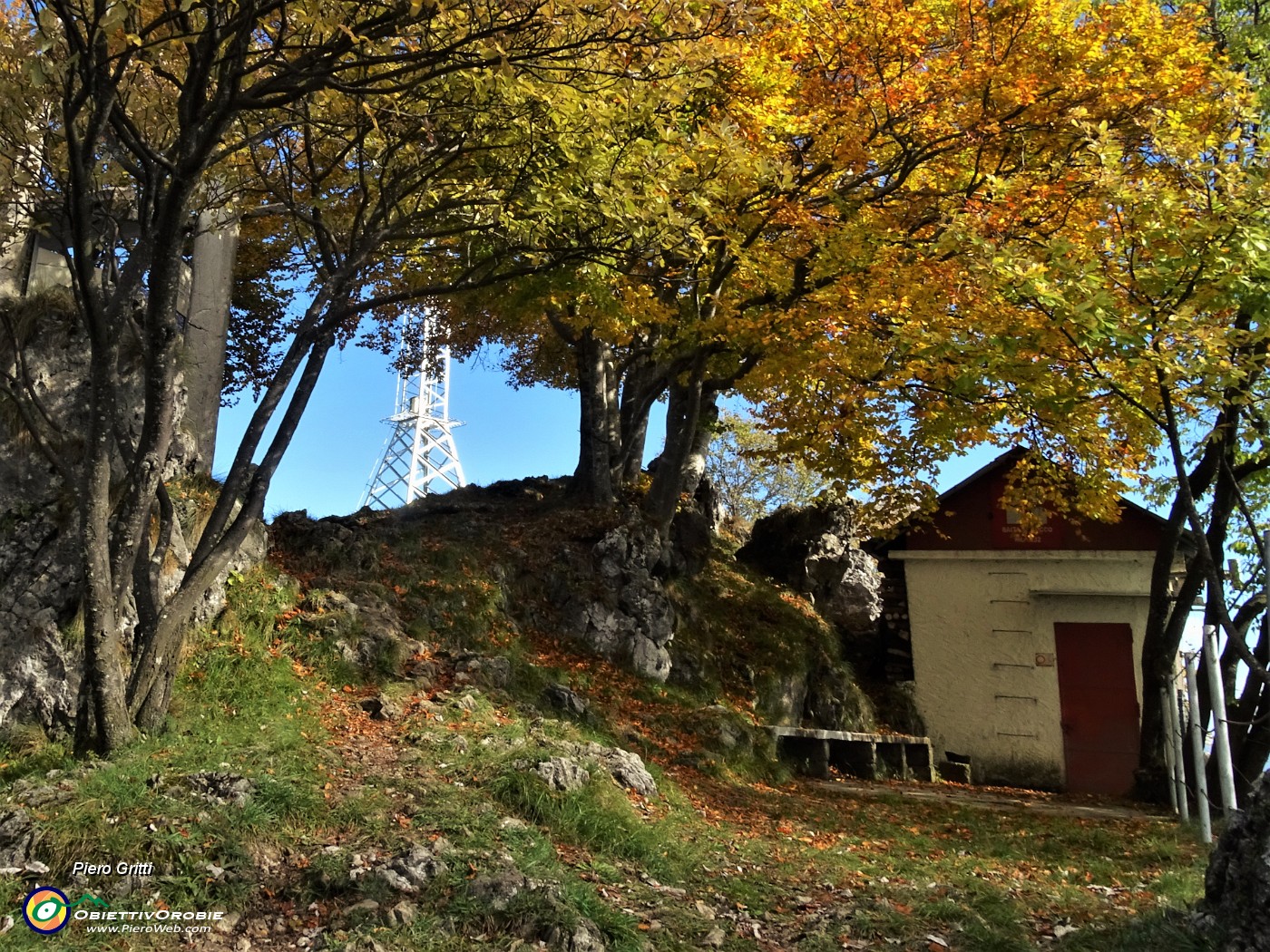 47 Baitello-bivacco  G-E-S.P. in vetta al Monte Zucco (1232 m).JPG